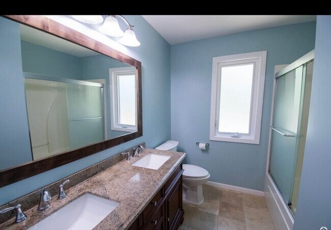 Upstairs full bath/tub - 1524 Foxfire Dr
