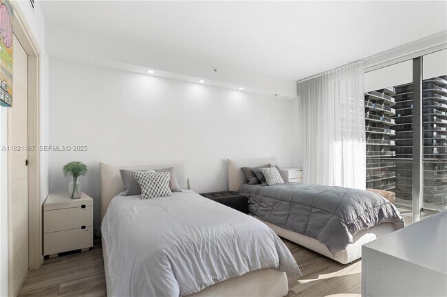 Building Photo - 801 S Miami Ave