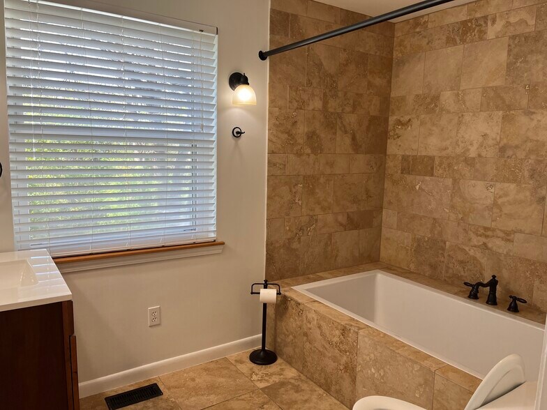 Second bath - 2101 Jade Dr