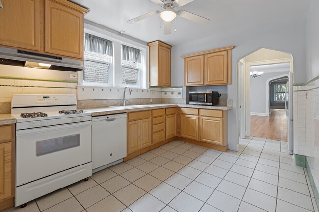 Building Photo - 6549 N Mozart St