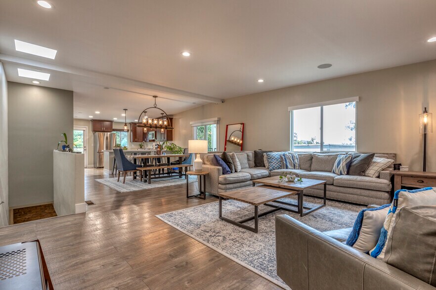 Great room - 3805 Keating St