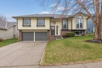 Building Photo - Spacious Home blocks from Zorinsky Lake