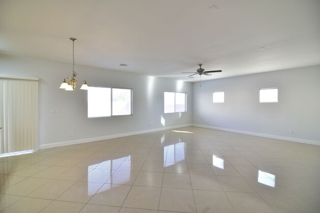 Building Photo - BEAUTIFUL 4BED/3BATH Home w/ 2 Car Garage ...
