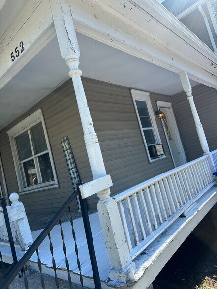 Building Photo - 552 N Division St