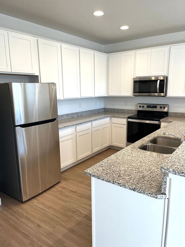 Building Photo - Beautiful Townhome