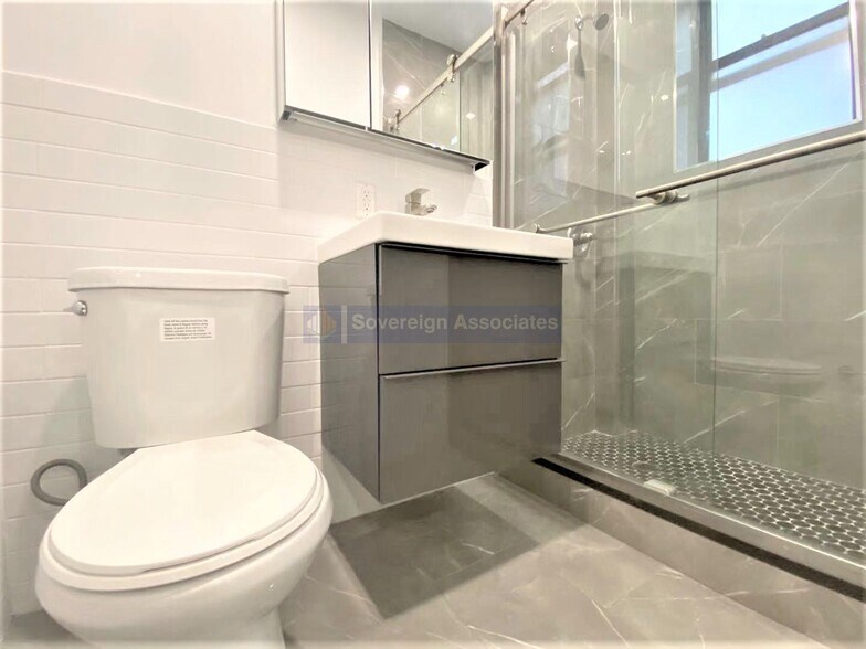 Building Photo - 45 Tiemann Pl