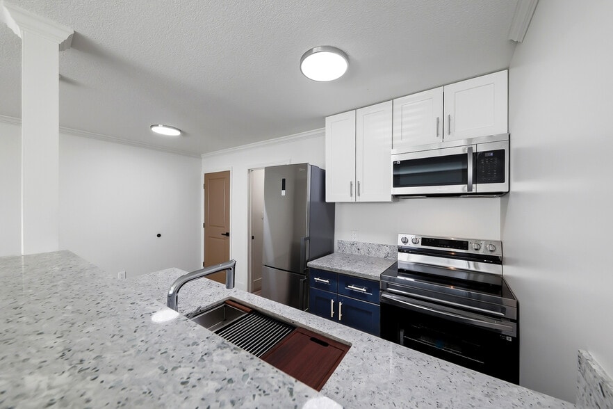 Building Photo - 330 S 11th St