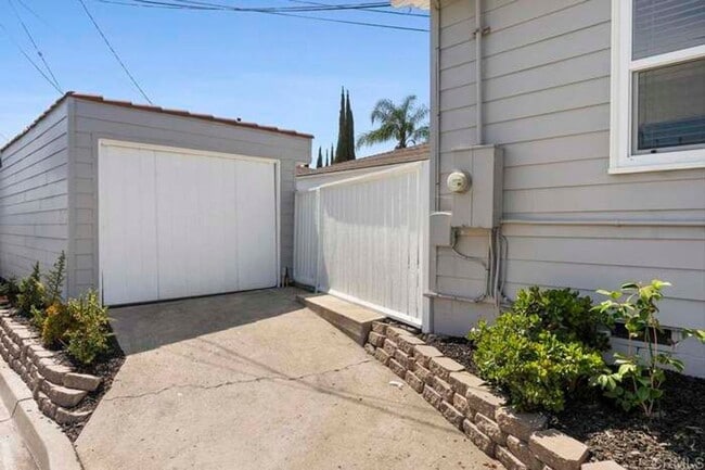 Building Photo - $3,299- Charming 2BR/1BA Home Near SDSU – ...