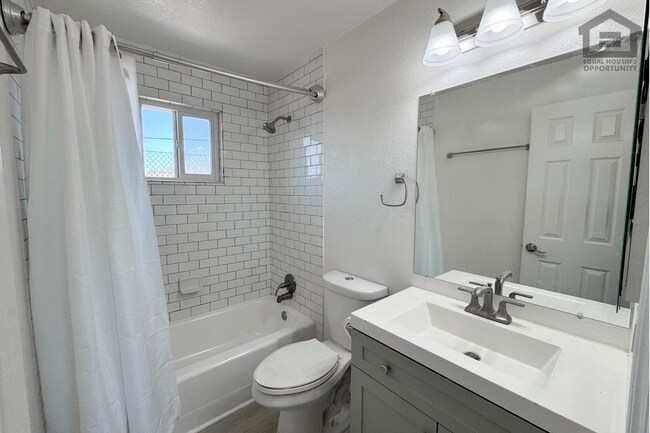 Building Photo - 1320 N 48th Pl