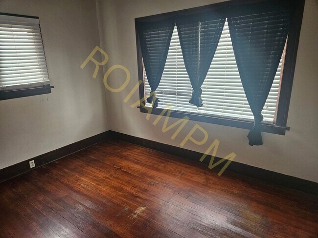 Building Photo - Charming 2-bed 1-bath house