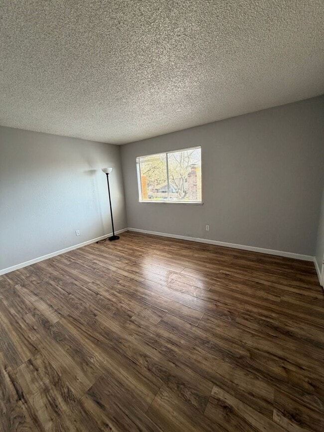 Building Photo - 2 Bedroom Townhouse in Foothill Farms