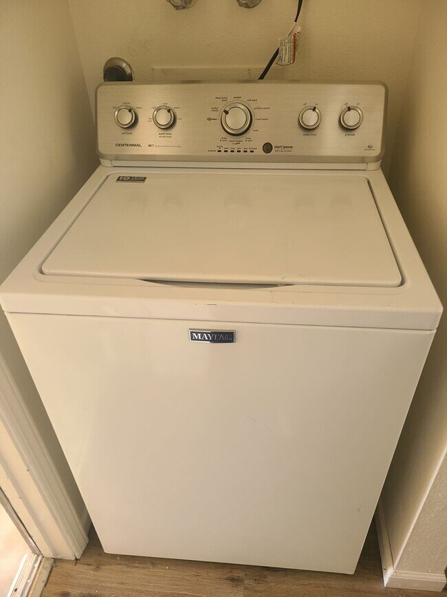 Building Photo - GREAT 3BR/2BA Home in Nice NE Heights Area SHOWING 2/10 5PM