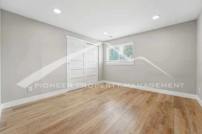 Building Photo - Spacious Duplex with Washer/Dryer and Cent...