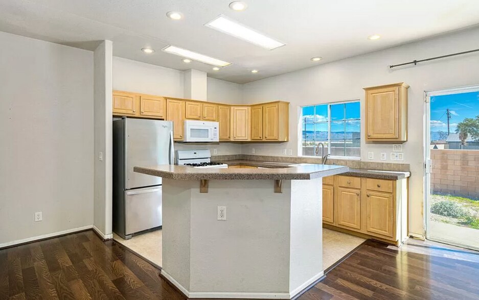 Building Photo - 15780 Coral St