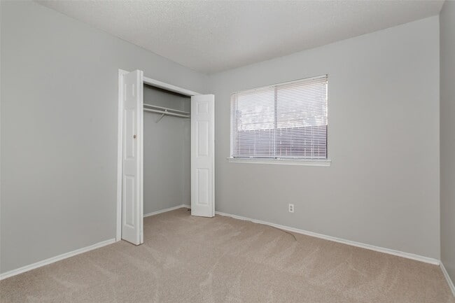 Building Photo - 2121 Travis Dr