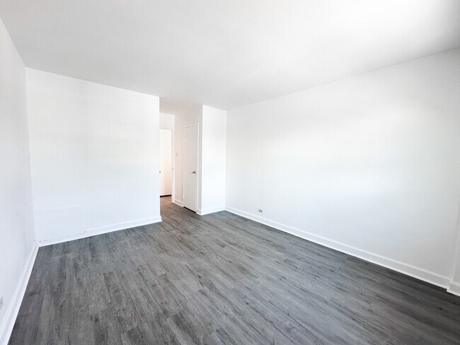 Building Photo - 2606 W Balmoral Ave