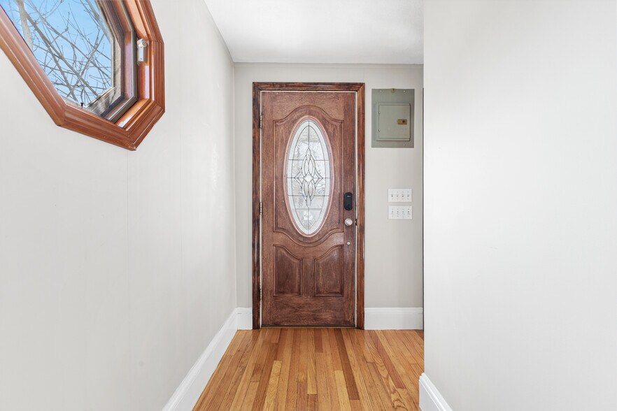 Building Photo - 1 Oak Grove Ct