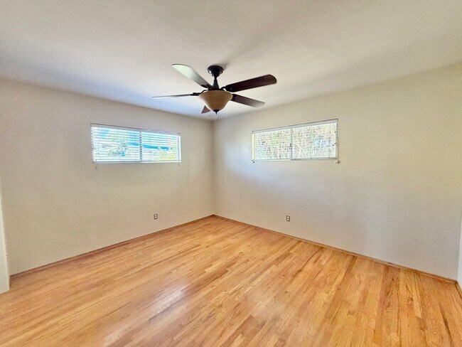 Building Photo - College View Estates Home - Spacious, Bright, and Beautiful Living