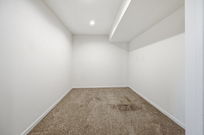 Building Photo - 24267 Purple Finch Dr