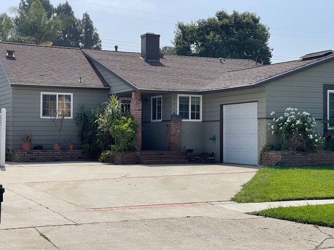 Primary Photo - Charming 3 bedroom pool home