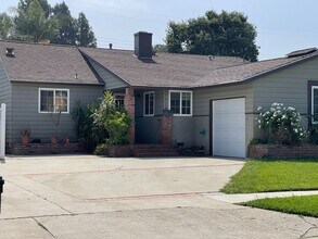 Building Photo - Charming 3 bedroom pool home