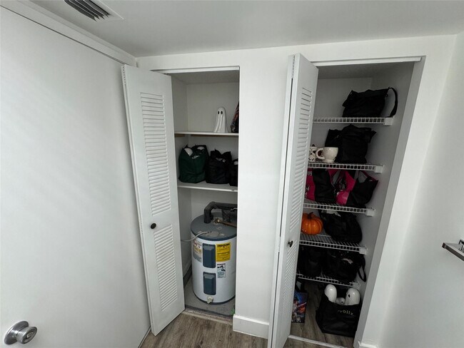 Building Photo - 1651 SW 127th Ave