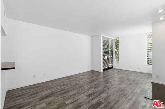 Building Photo - 500 S Barrington Ave