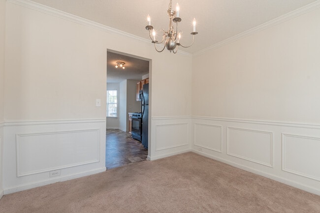 Building Photo - Spacious 4 bedroom 2.5 bath