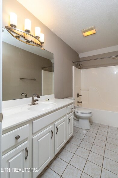 Building Photo - 1100 Winterberry Ln