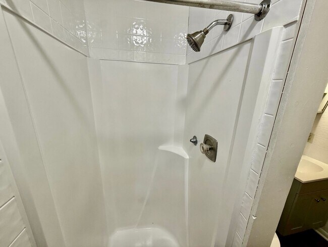 Building Photo - 2081-2083 Shangrai La Dr SE