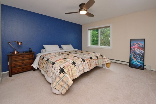 Building Photo - Convenient East Side Condo