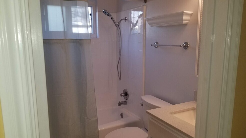 Building Photo - 2221 Homewood Dr