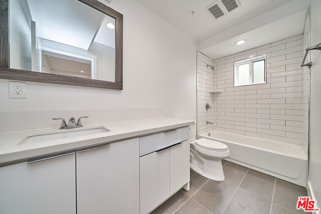 Building Photo - 601 W 41st Pl
