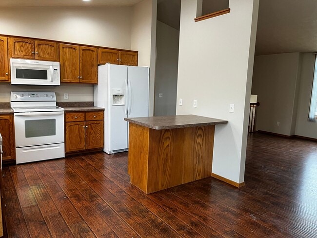 Building Photo - 5 Bed/2 Bath Rental Home on West Side!