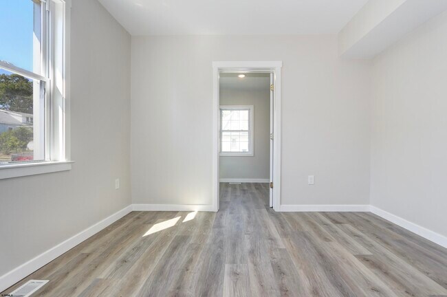 Building Photo - 137 Collins Ave