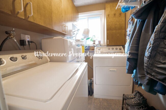 Building Photo - Sunny, Bright 2 bedroom in Poulsbo, Community Beach/Playground