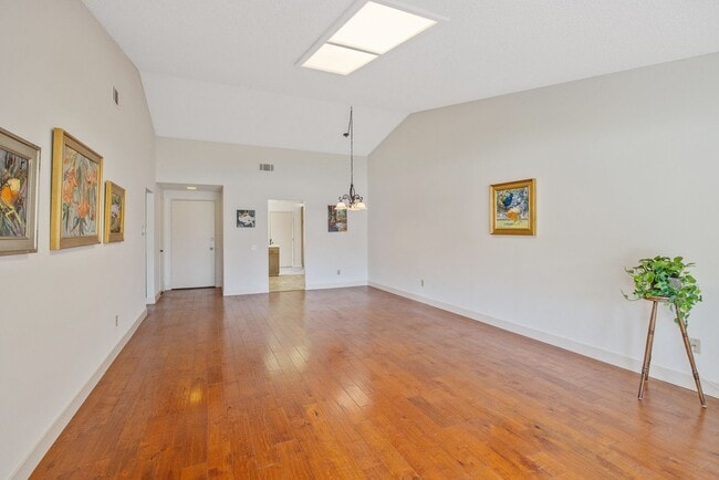 Building Photo - 2 bedroom and 2 bathroom |Leisure Village ...