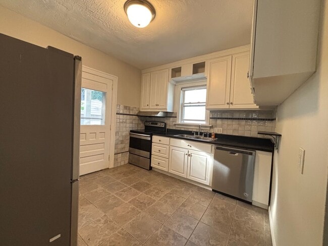 Building Photo - Charming 3-Bedroom Home in the Heart of Cl...