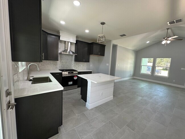 Building Photo - 136 Breezeway Dr