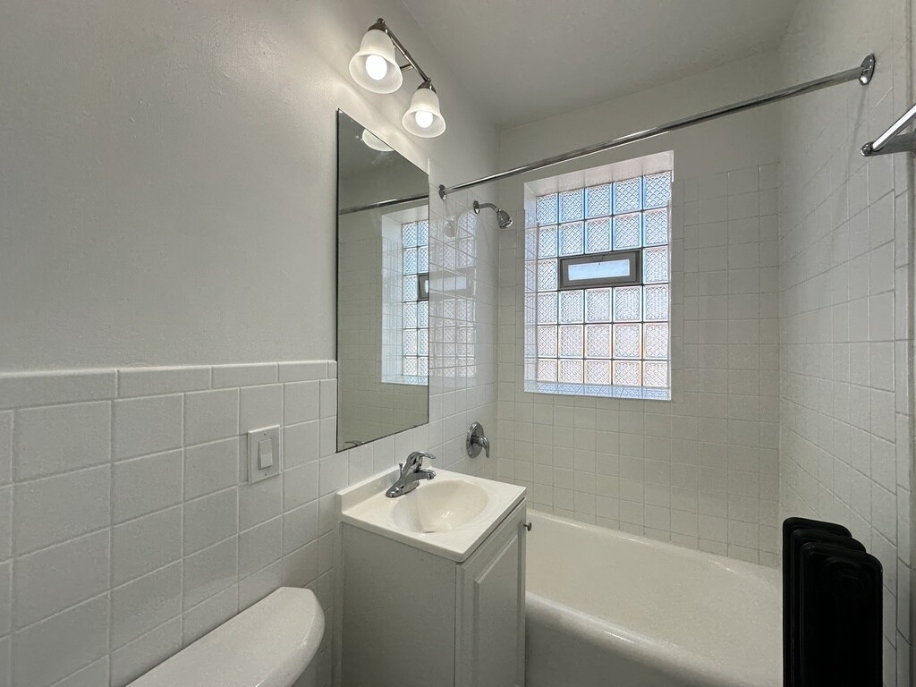 Building Photo - 4027 N Kenmore Ave