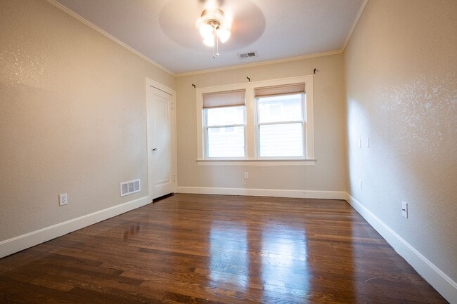 Building Photo - 1105 W 49 St