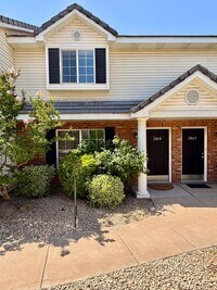 Building Photo - Redone Lexington Hills Townhome
