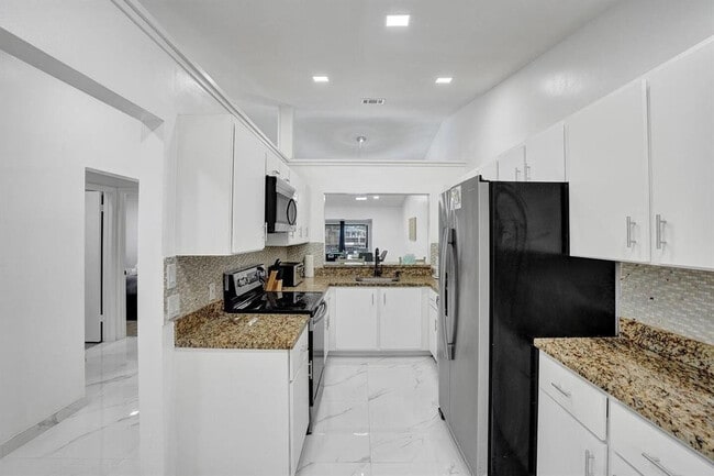 Building Photo - 5434 SW 25th Ave