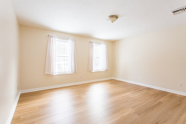 Building Photo - 270 New Braintree Rd