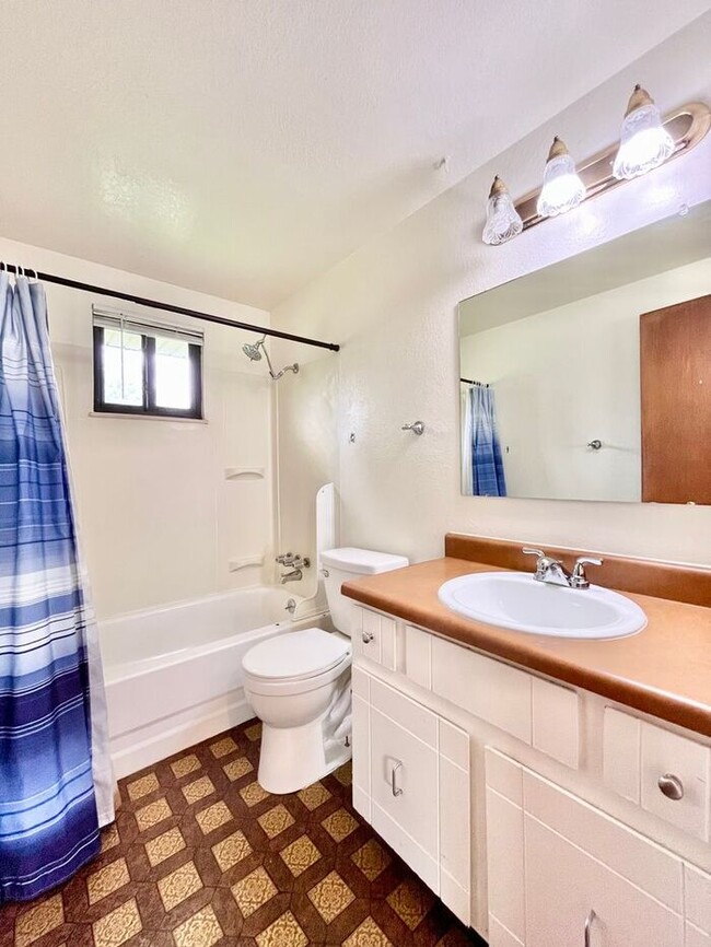 Building Photo - Large 3 Bedroom, 2 Bathroom Home in the Th...