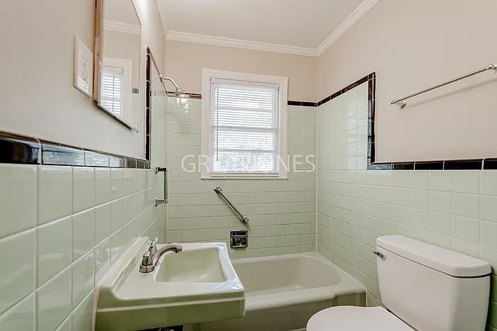 Building Photo - 1303 Whitehorse St