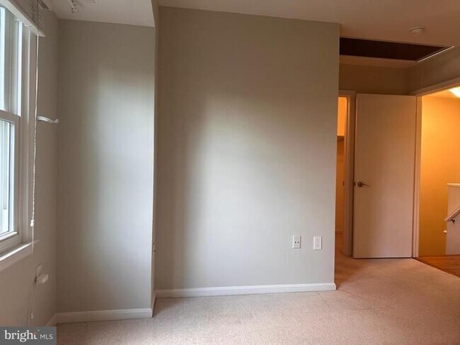 Building Photo - 13 Carriage House Cir