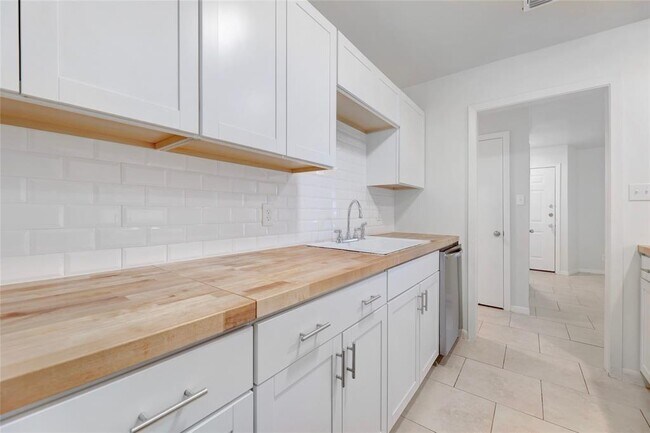 Building Photo - 2713 Friar Tuck Ln