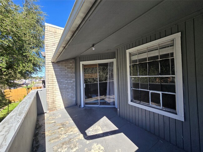 Building Photo - 9797 Leawood Blvd
