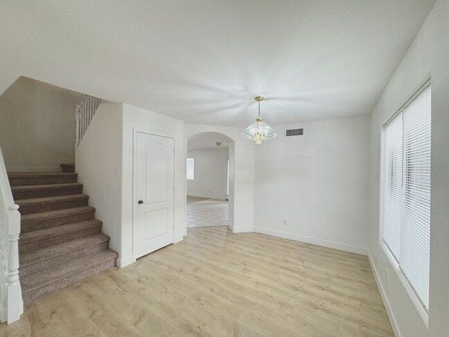 Building Photo - MOVE IN SPECIALS!! 15 DAYS RENT FREE!! Wonderful large, 4 br 2.5 ba family home in Johnson Ranch